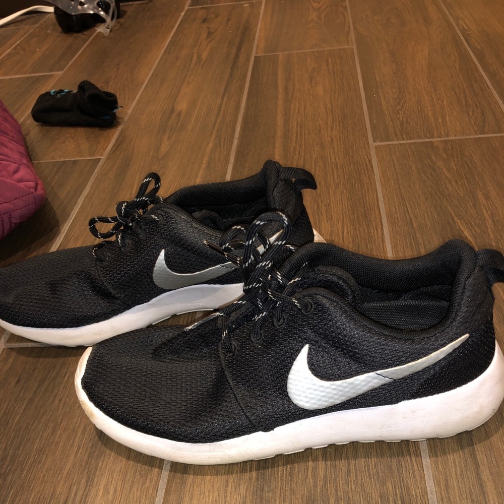 Women’s black nike roshe